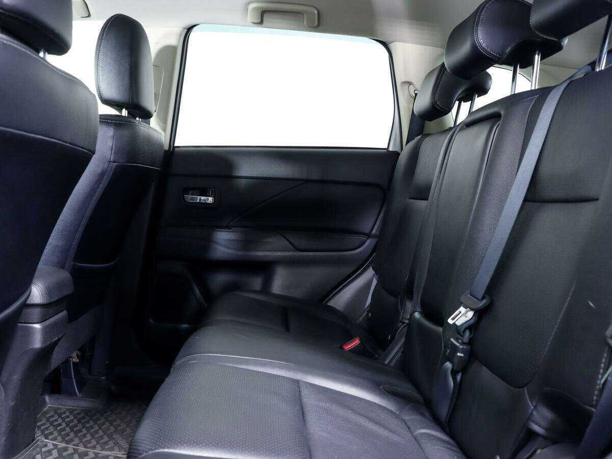 Mitsubishi Outlander с пробегом — 2015 год. Фото: #10