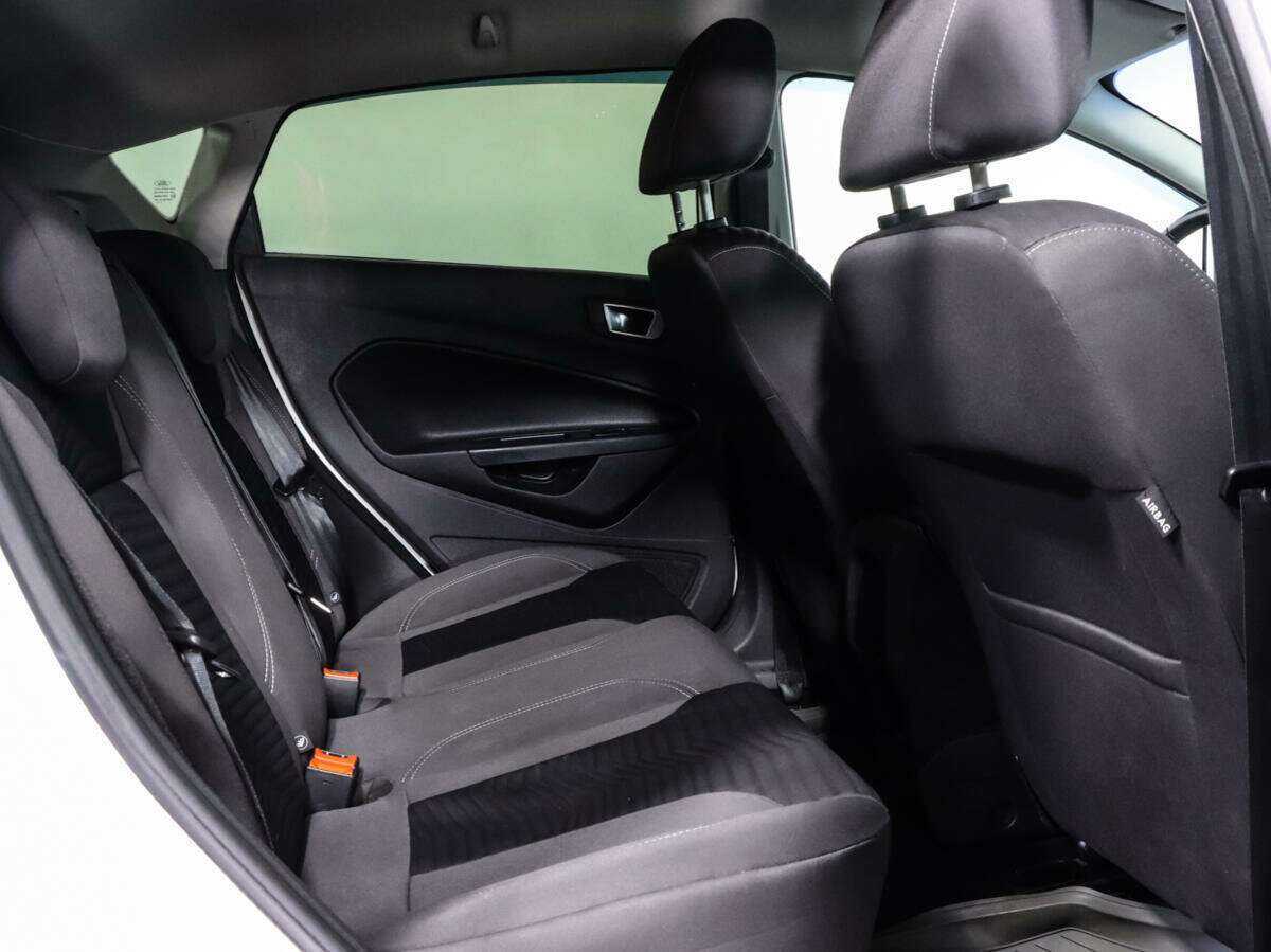 Ford Fiesta с пробегом — 2015 год. Фото: #12