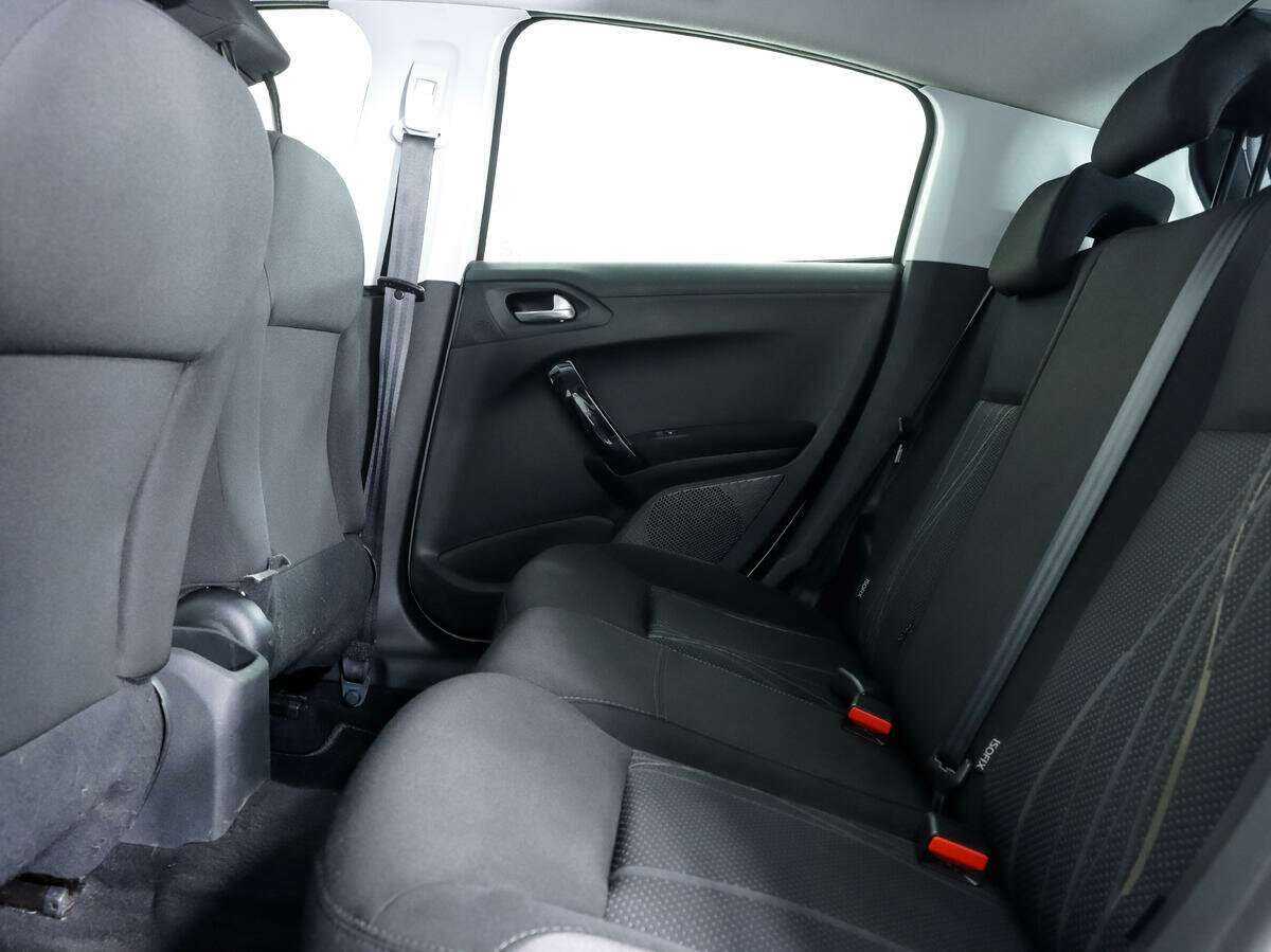 Peugeot 208 с пробегом — 2013 год. Фото: #10