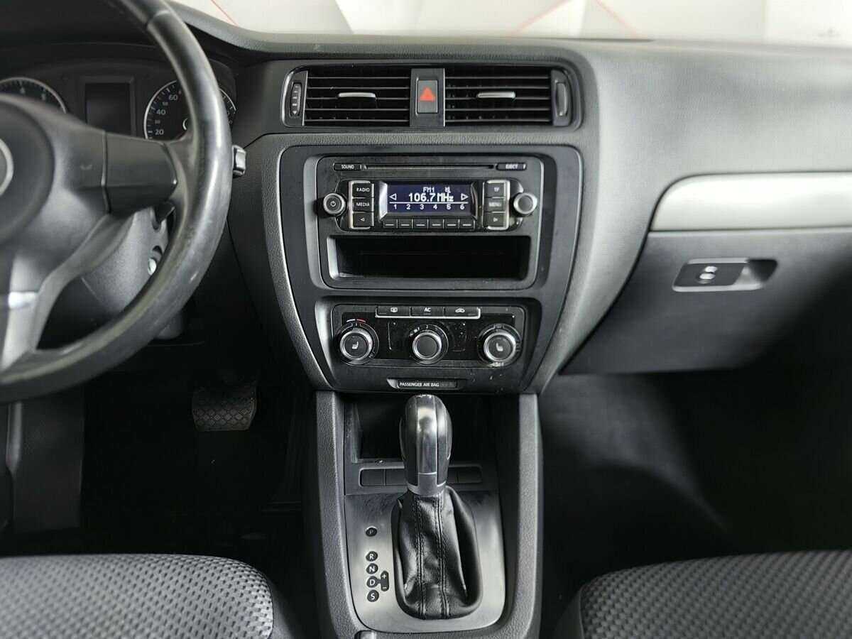 Volkswagen Jetta с пробегом — 2011 год. Фото: #10