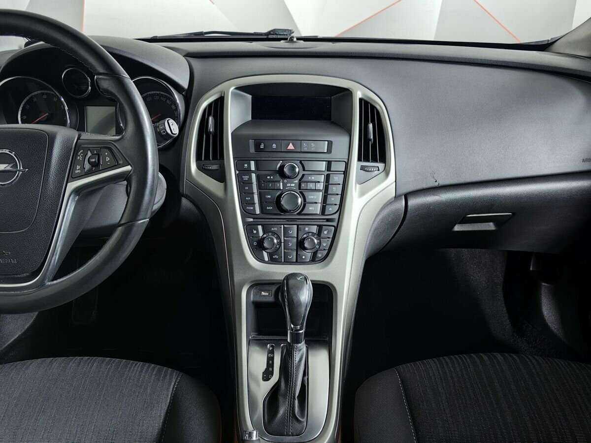 Opel Astra с пробегом — 2011 год. Фото: #10
