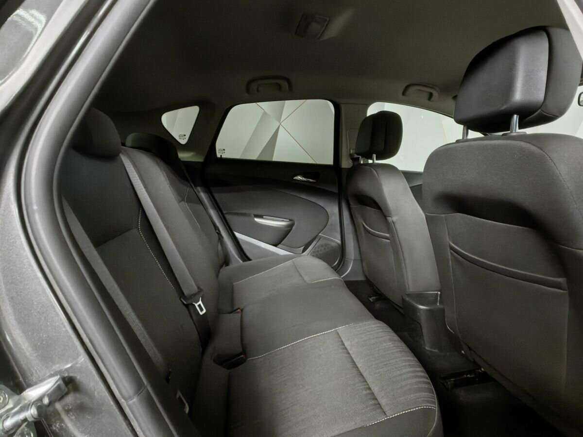 Opel Astra с пробегом — 2011 год. Фото: #11