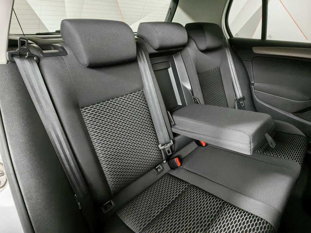 Volkswagen Golf с пробегом — 2010 год. Фото: #10