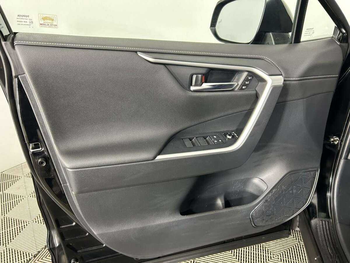 Toyota RAV4 с пробегом — 2022 год. Фото: #7