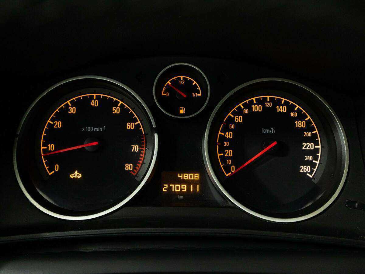 Opel Astra с пробегом — 2011 год. Фото: #10