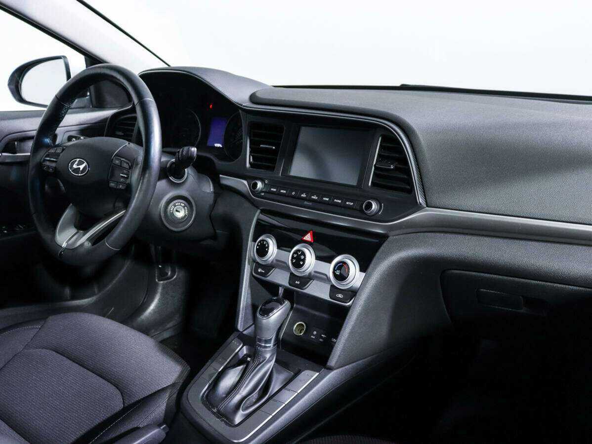 Hyundai Elantra с пробегом — 2020 год. Фото: #6