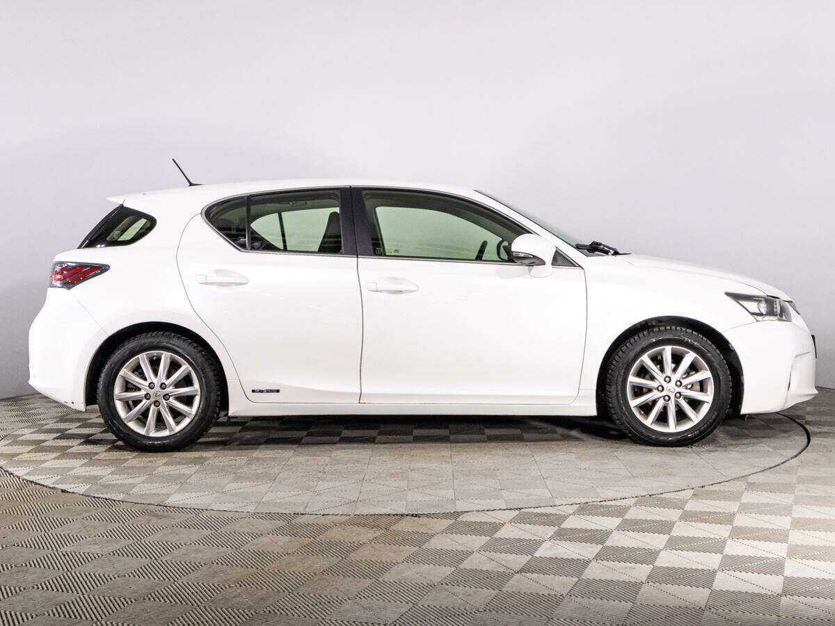 Lexus CT с пробегом — 2012 год. Фото: #3