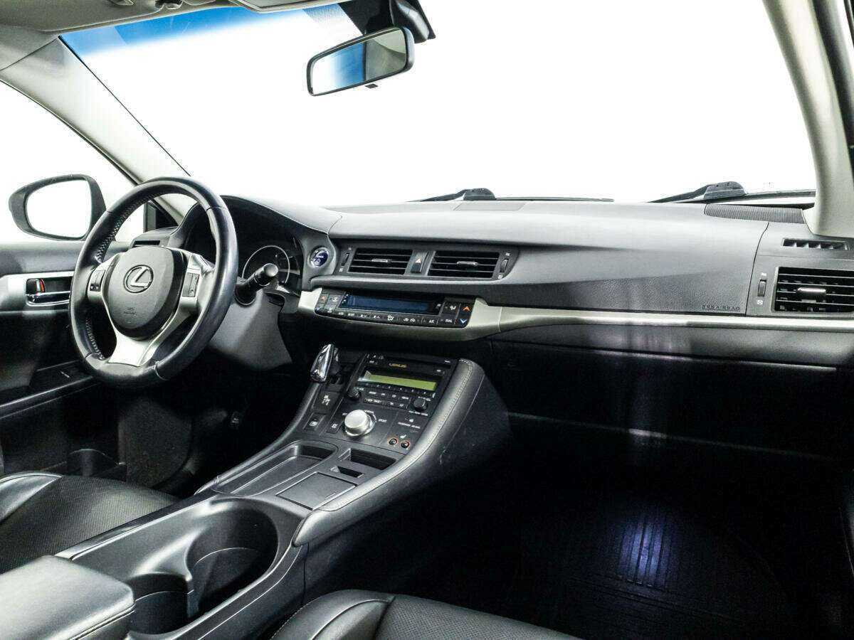 Lexus CT с пробегом — 2012 год. Фото: #8