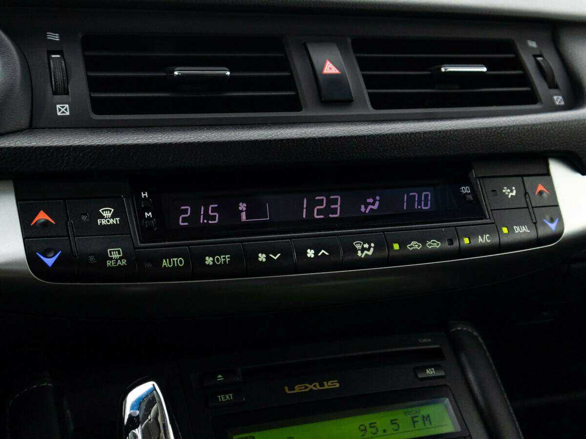 Lexus CT с пробегом — 2012 год. Фото: #16