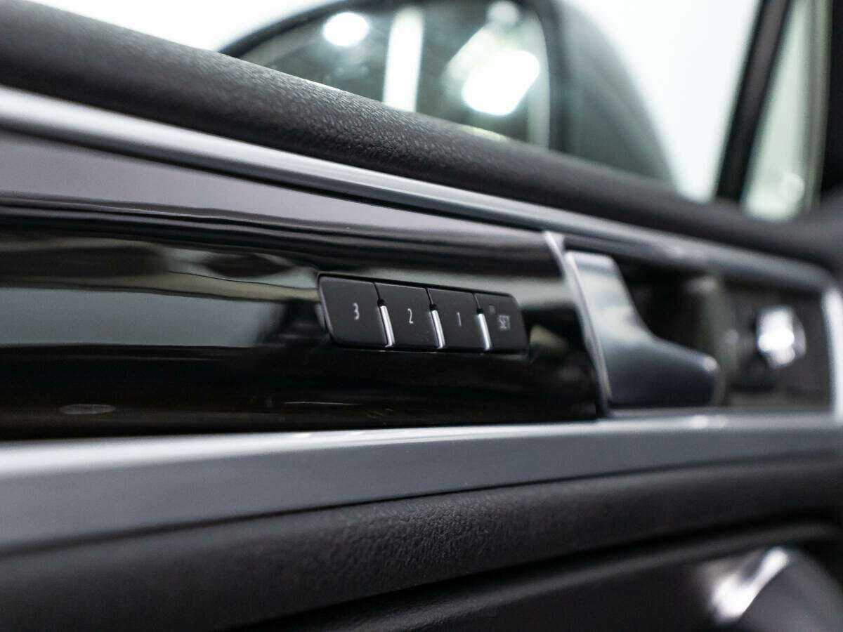 Volkswagen Touareg с пробегом — 2015 год. Фото: #15