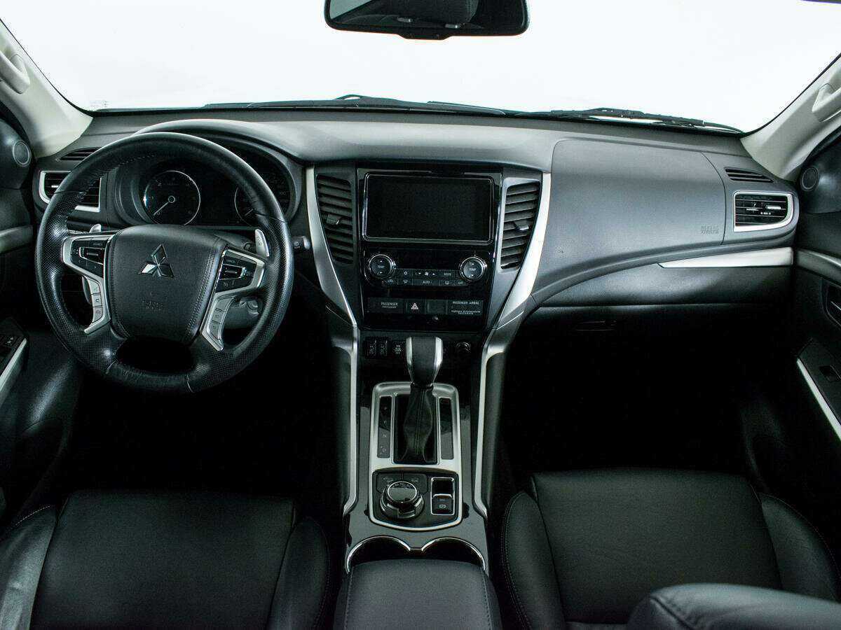 Mitsubishi Pajero Sport с пробегом — 2018 год. Фото: #10