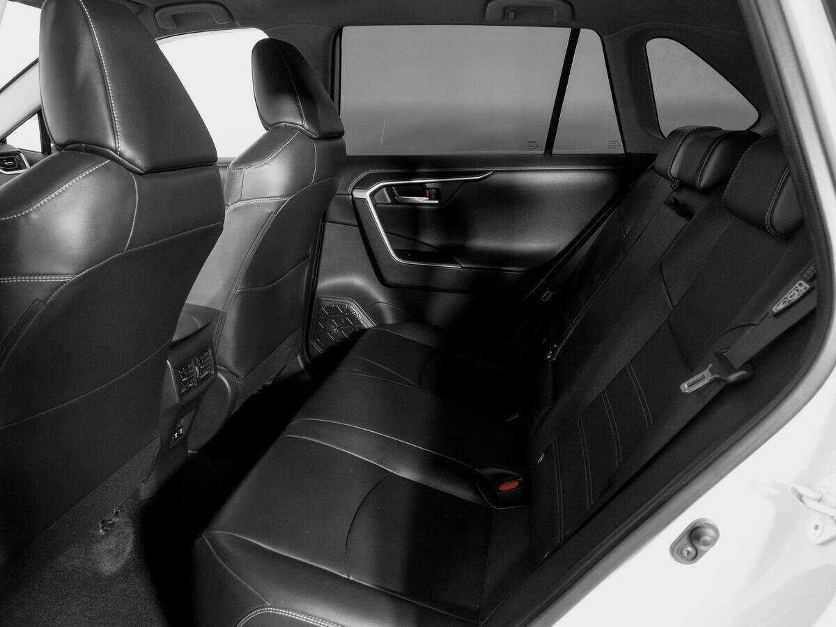 Toyota RAV4 с пробегом — 2021 год. Фото: #9