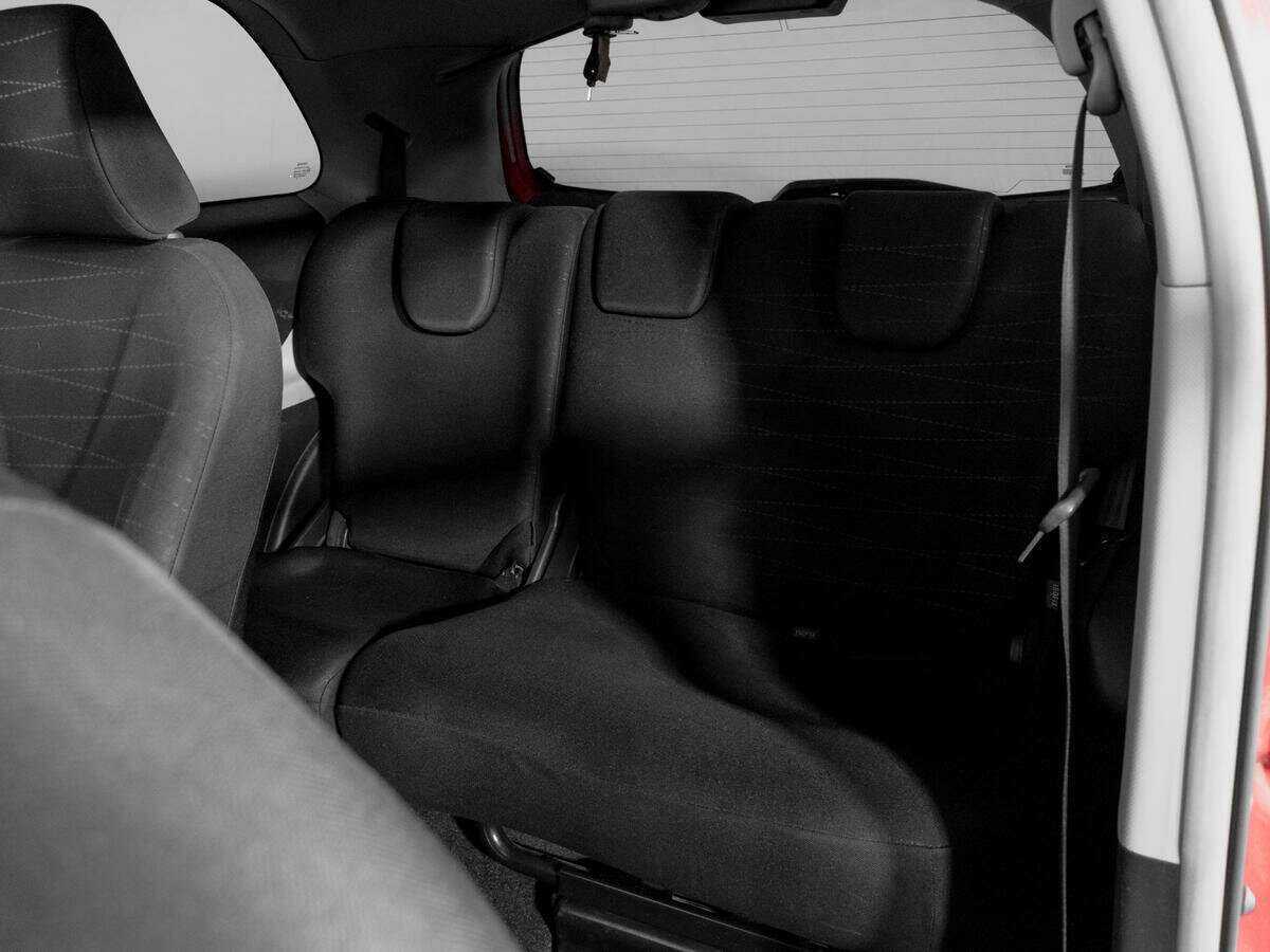 Toyota Yaris с пробегом — 2010 год. Фото: #9