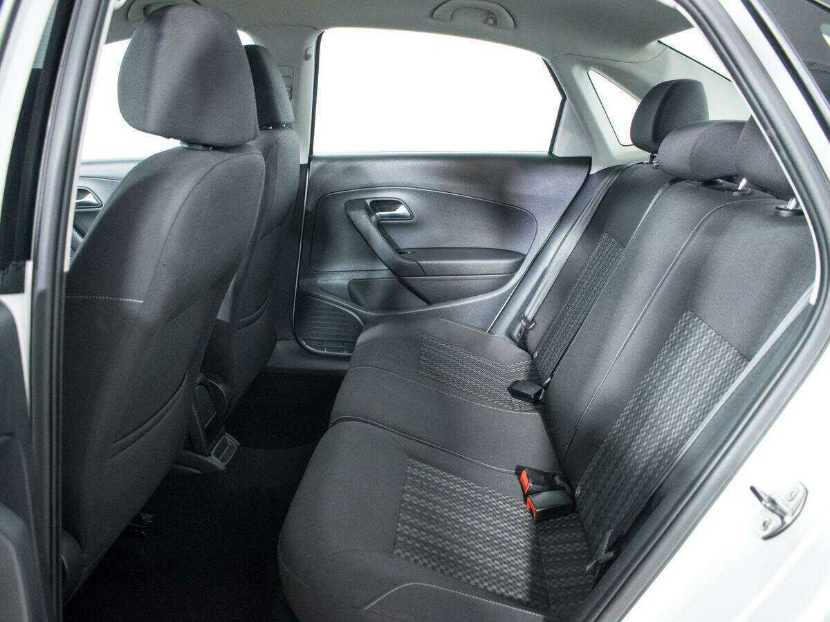 Volkswagen Polo с пробегом — 2015 год. Фото: #9