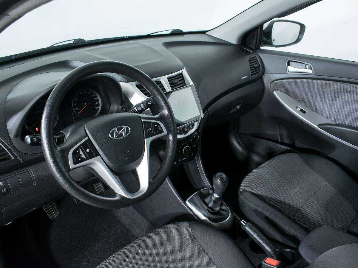 Hyundai Solaris с пробегом — 2012 год. Фото: #12