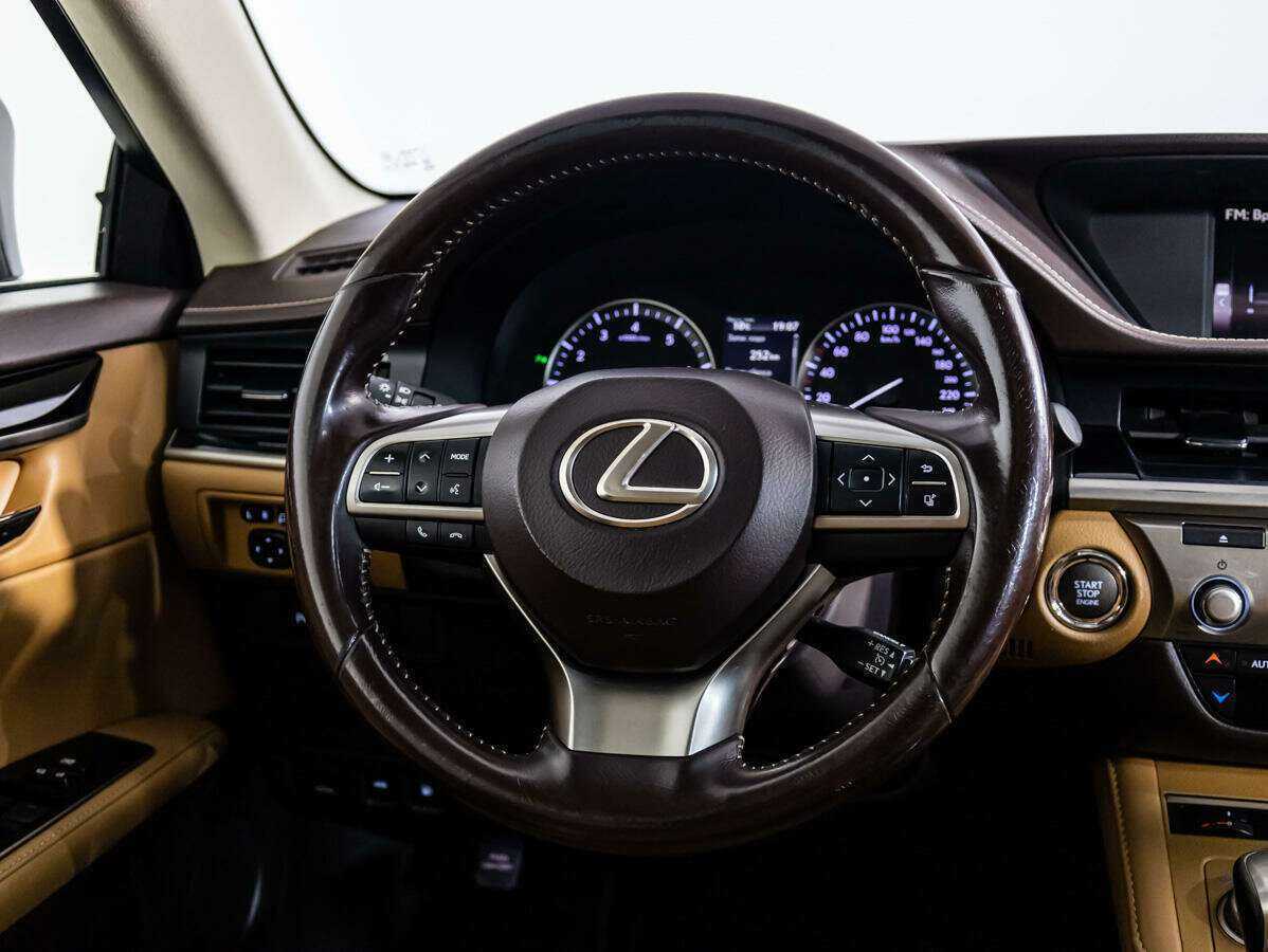 Lexus ES с пробегом — 2016 год. Фото: #9