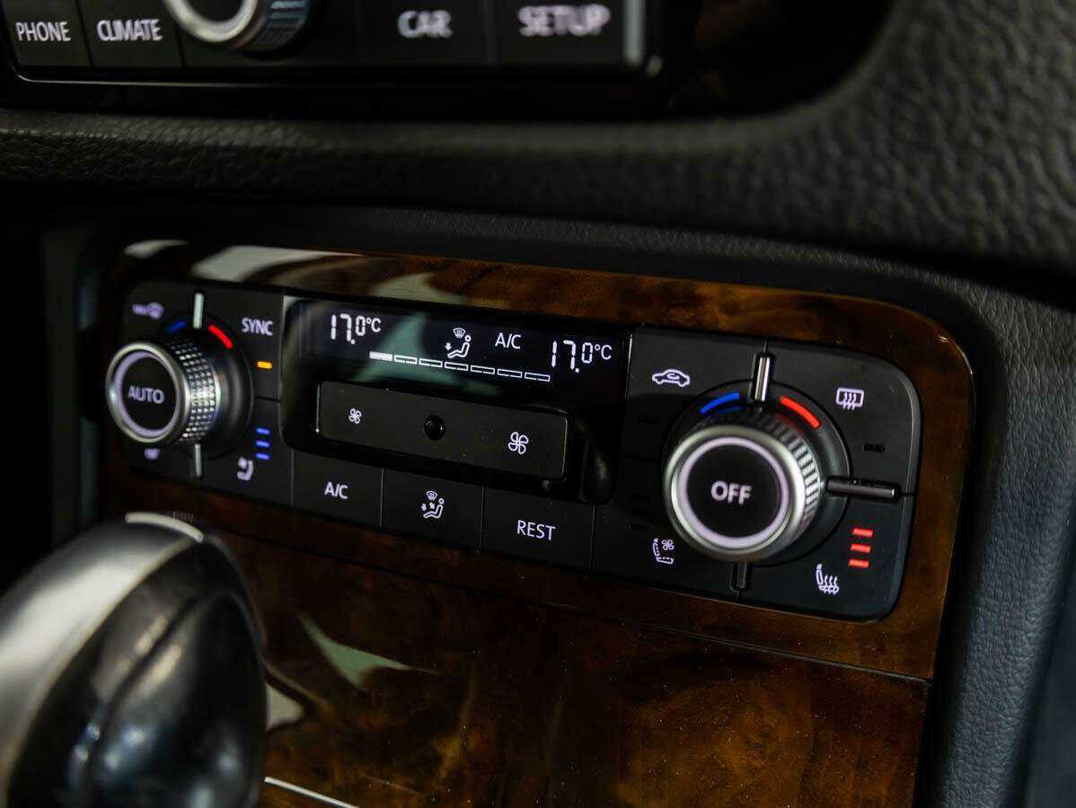 Volkswagen Touareg с пробегом — 2015 год. Фото: #13