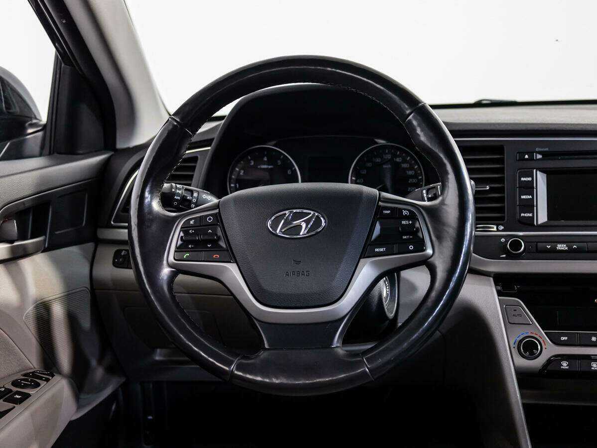 Hyundai Elantra с пробегом — 2018 год. Фото: #9