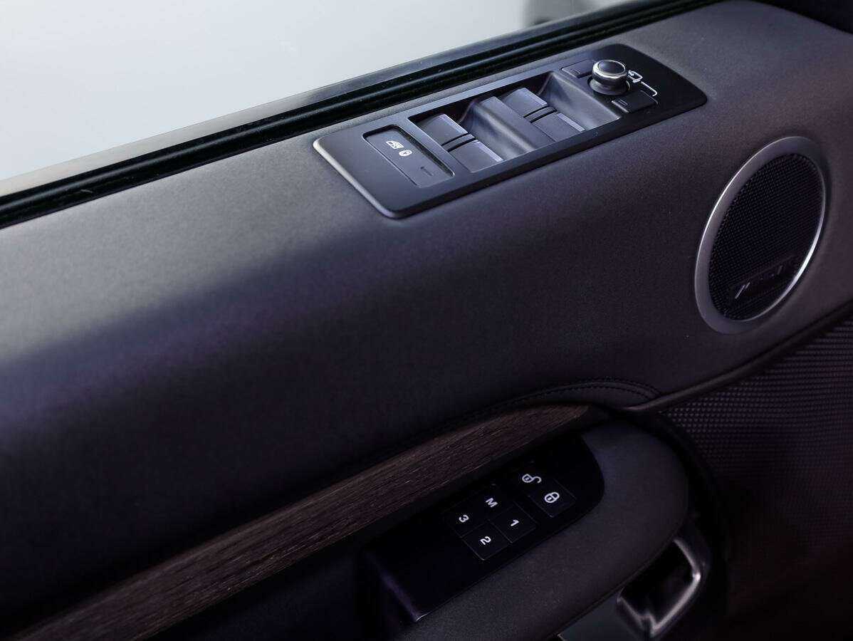 Land Rover Discovery с пробегом — 2017 год. Фото: #21