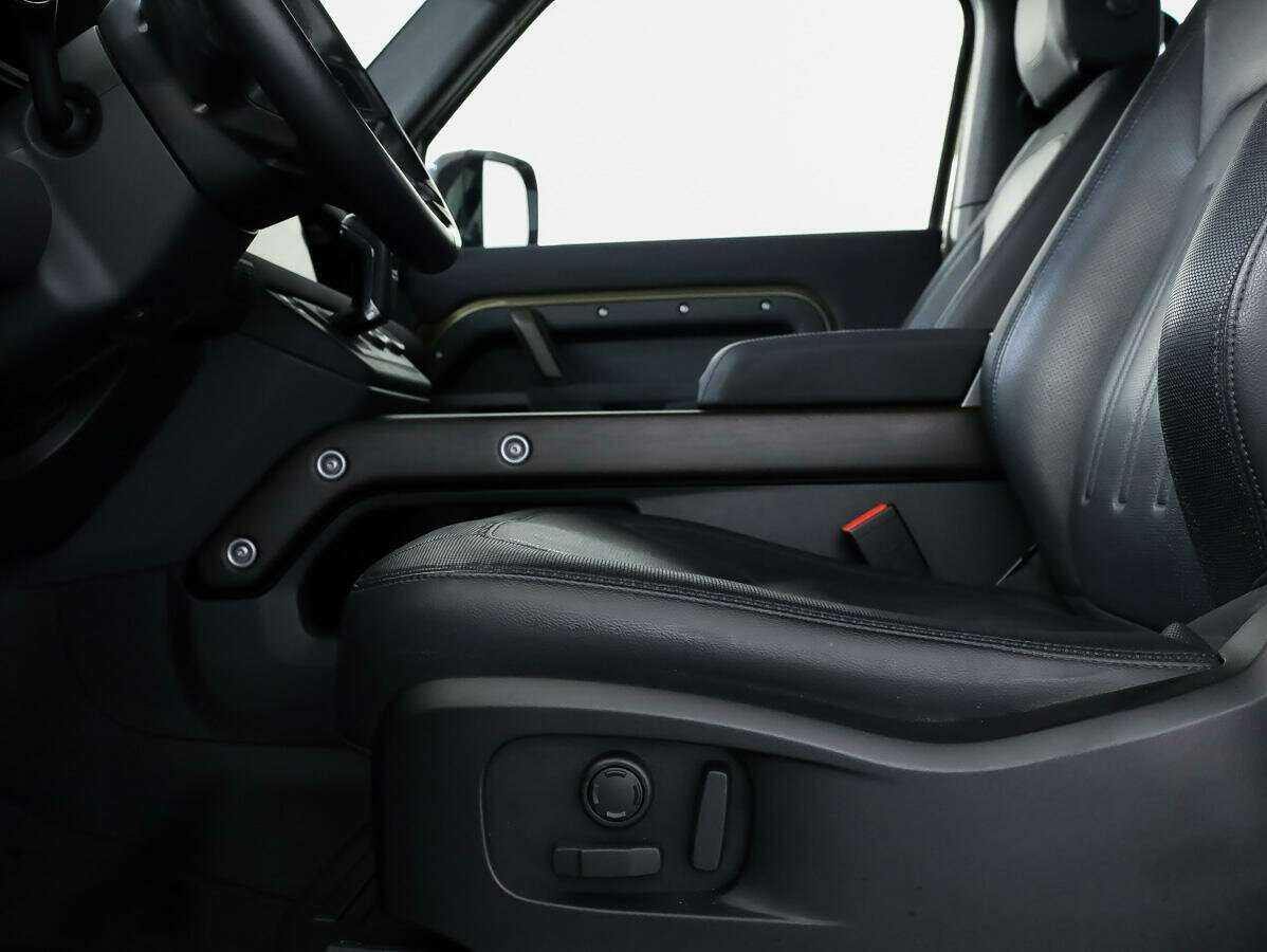 Land Rover Defender с пробегом — 2021 год. Фото: #12