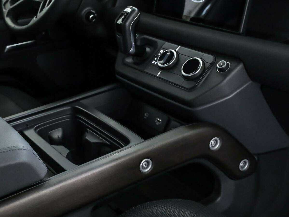 Land Rover Defender с пробегом — 2021 год. Фото: #21