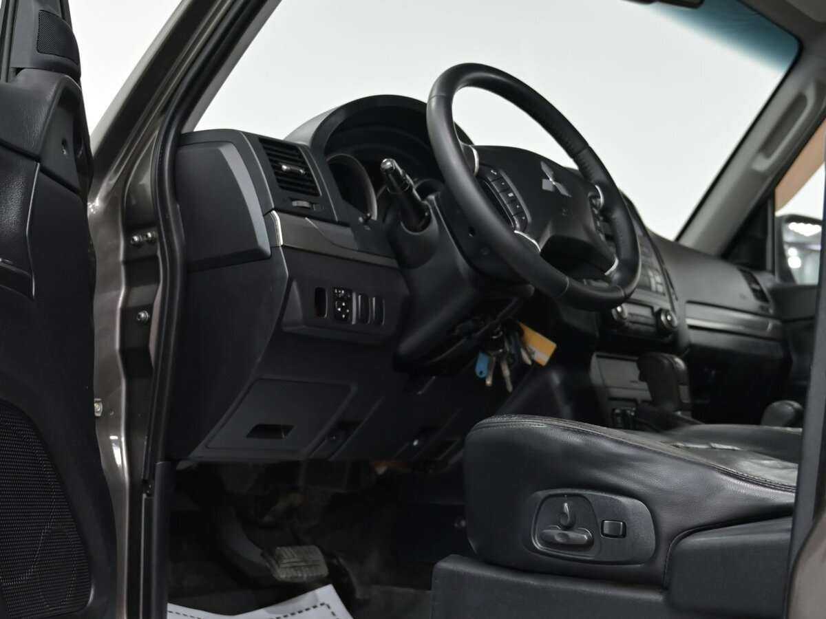 Mitsubishi Pajero с пробегом — 2010 год. Фото: #8