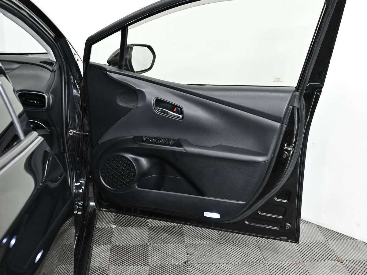 Toyota Prius с пробегом — 2016 год. Фото: #8