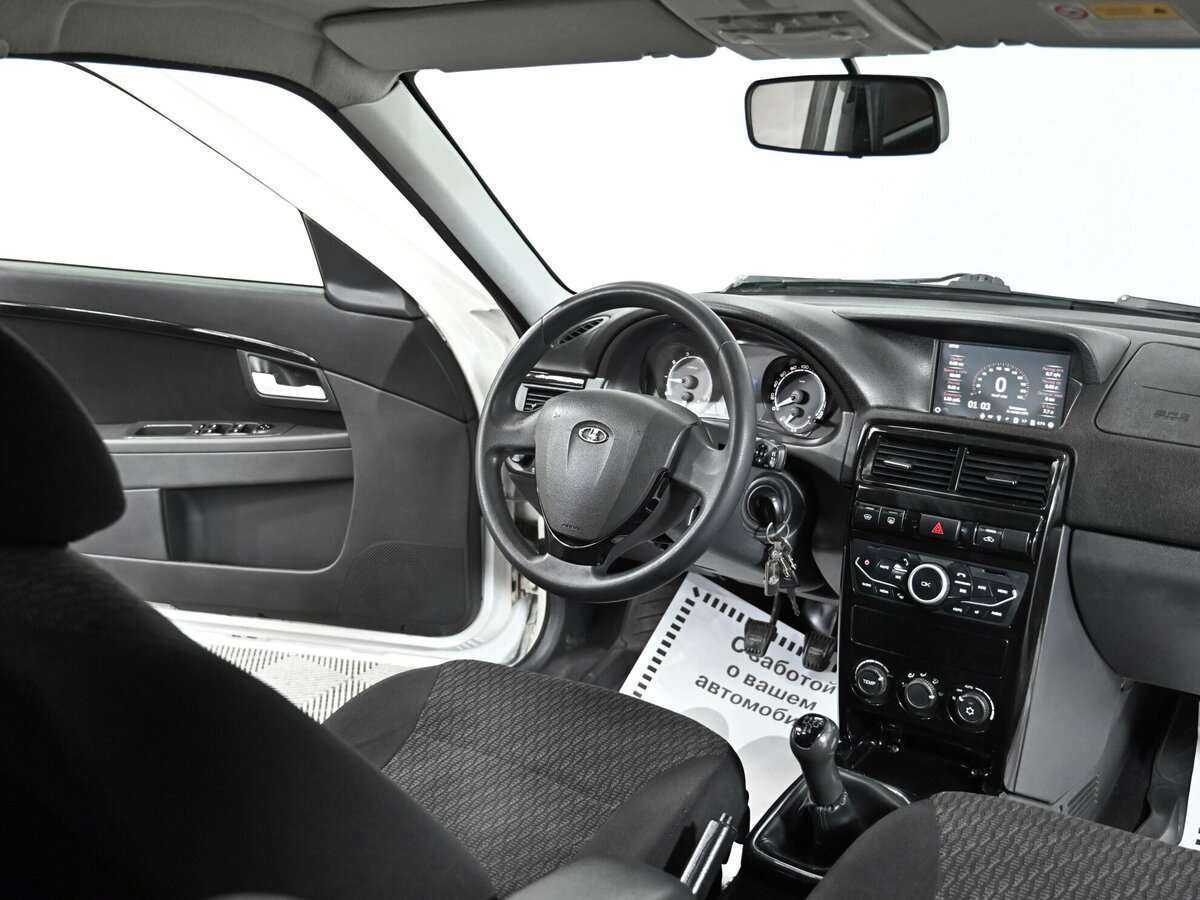Lada (ВАЗ) Priora с пробегом — 2014 год. Фото: #4