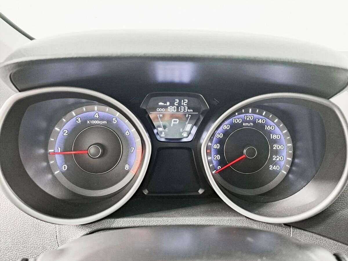 Hyundai Avante с пробегом — 2011 год. Фото: #8