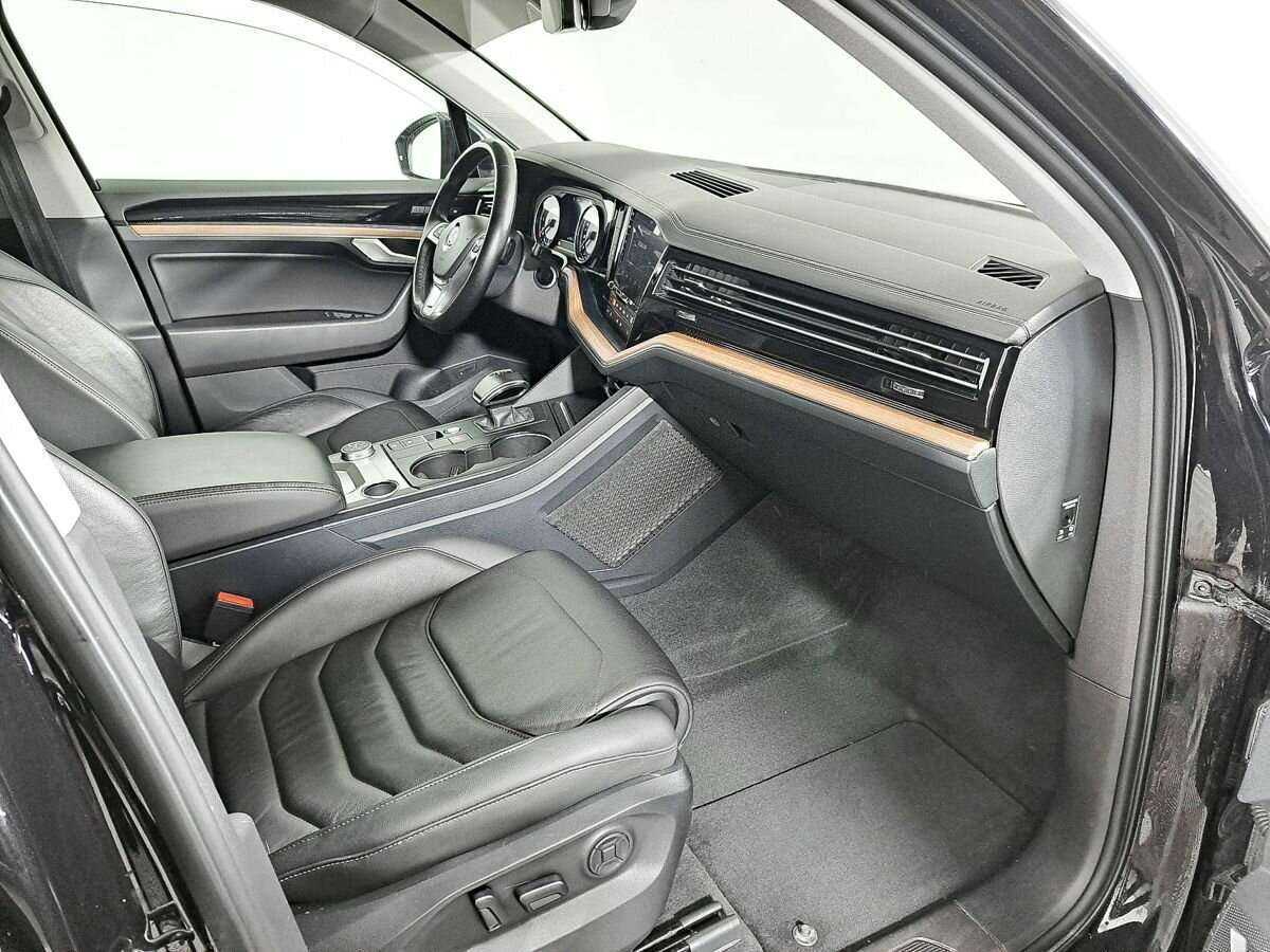 Volkswagen Touareg с пробегом — 2018 год. Фото: #8