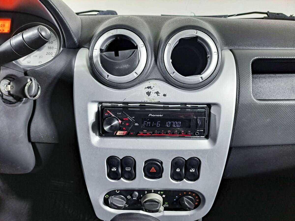 Renault Logan с пробегом — 2011 год. Фото: #12