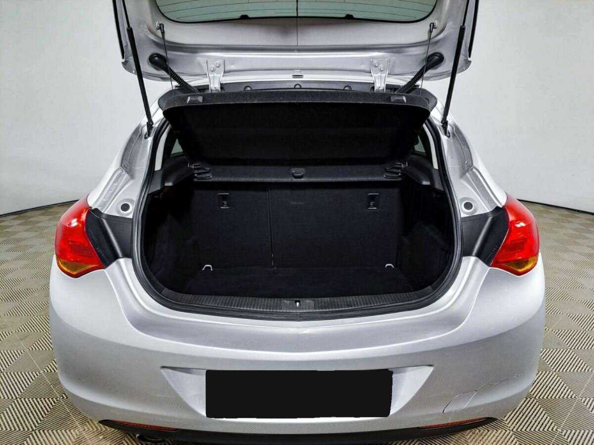 Opel Astra с пробегом — 2011 год. Фото: #6