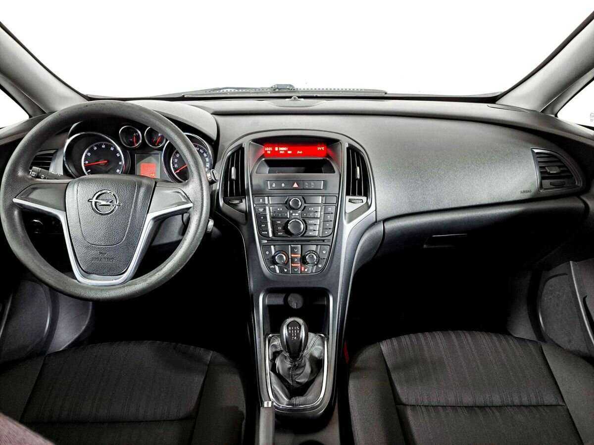 Opel Astra с пробегом — 2011 год. Фото: #10