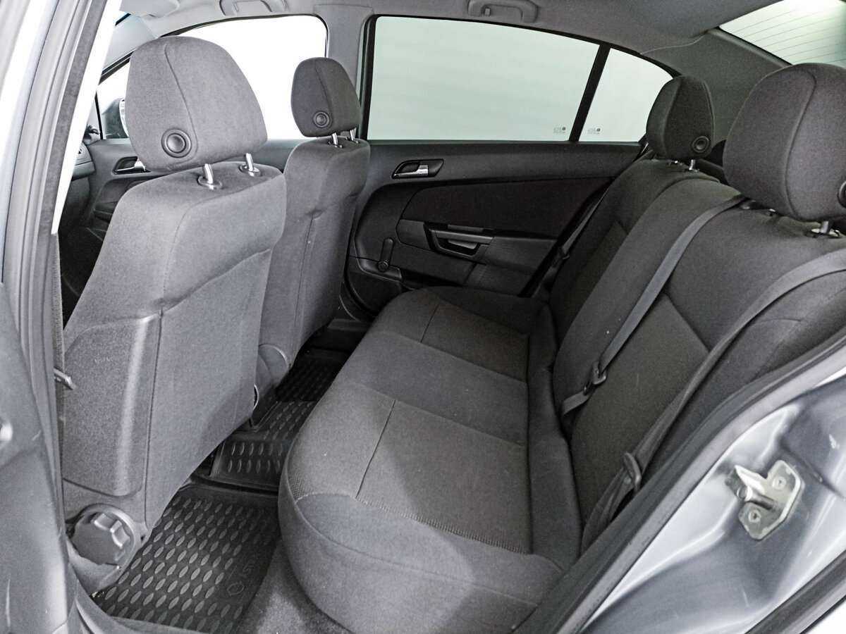 Opel Astra с пробегом — 2011 год. Фото: #11