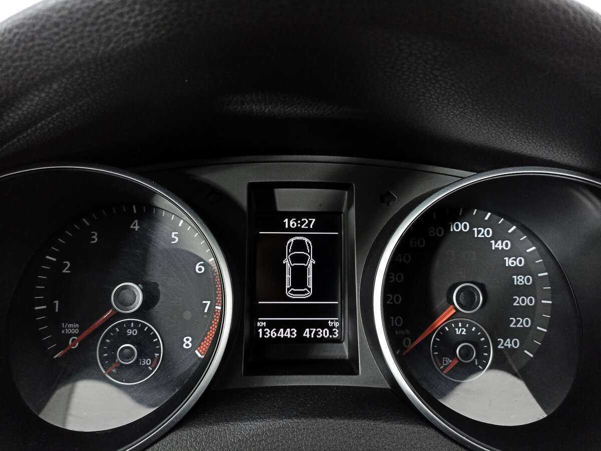 Volkswagen Golf с пробегом — 2011 год. Фото: #10