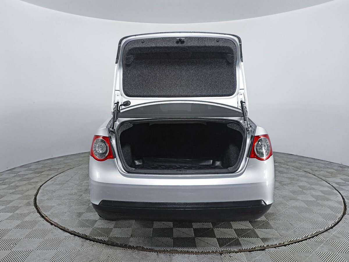 Volkswagen Jetta с пробегом — 2009 год. Фото: #9