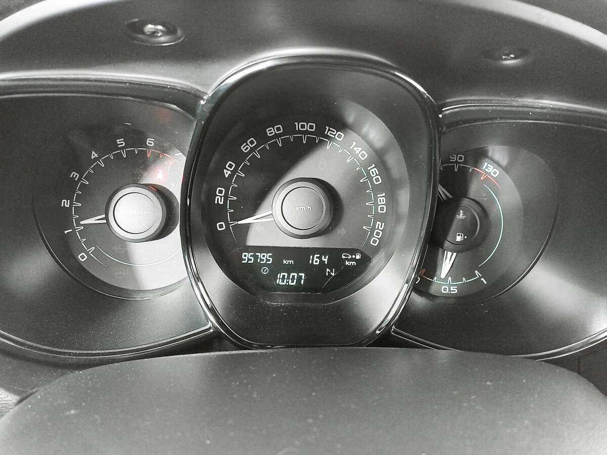 Lada (ВАЗ) Vesta с пробегом — 2015 год. Фото: #9