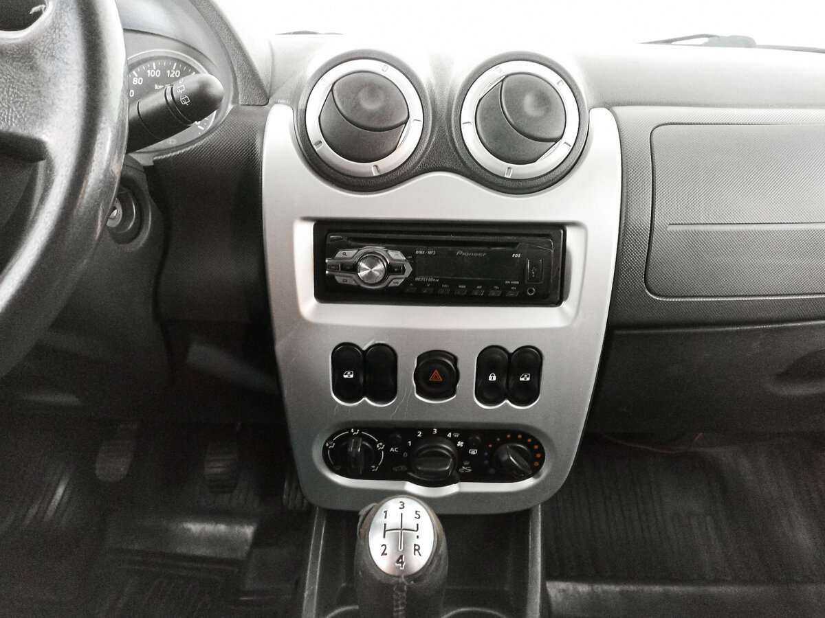 Renault Sandero с пробегом — 2012 год. Фото: #12