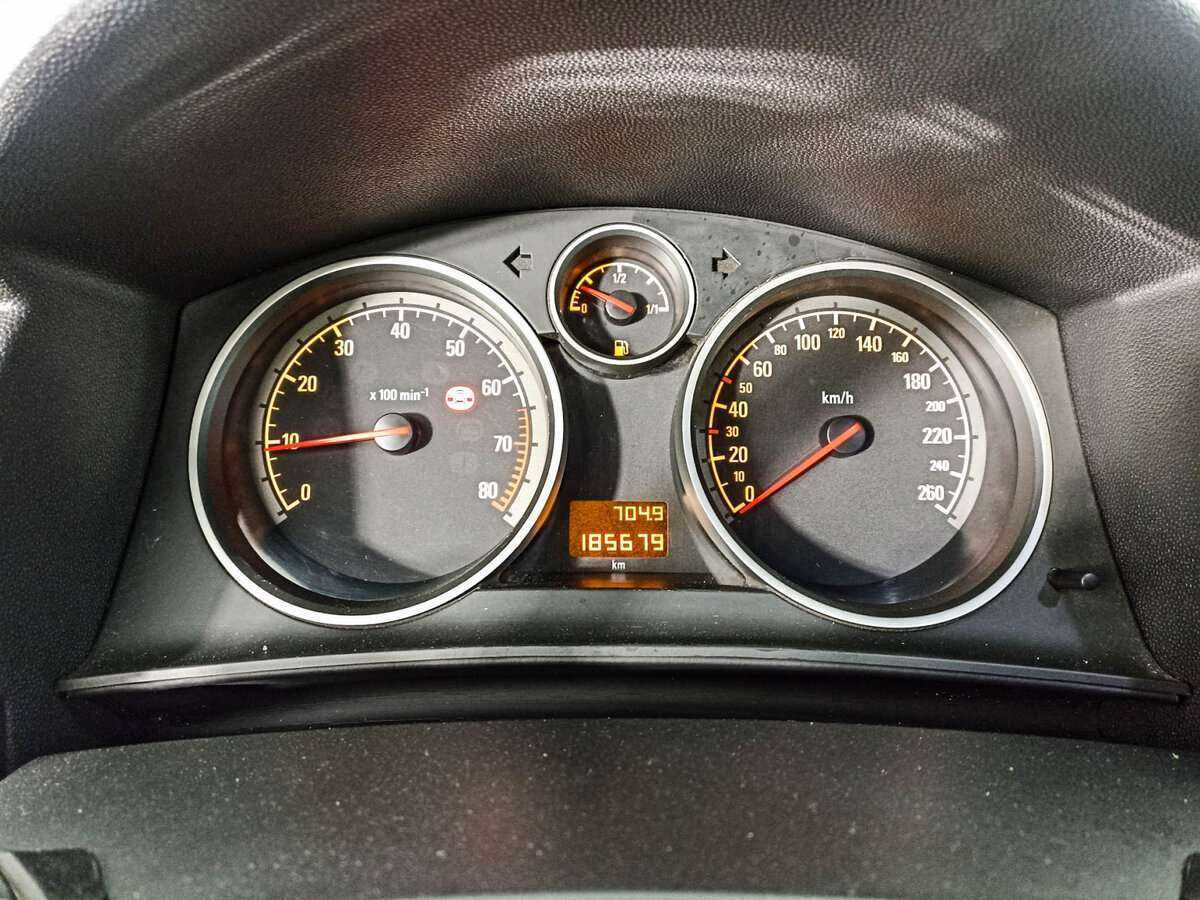 Opel Astra с пробегом — 2011 год. Фото: #10