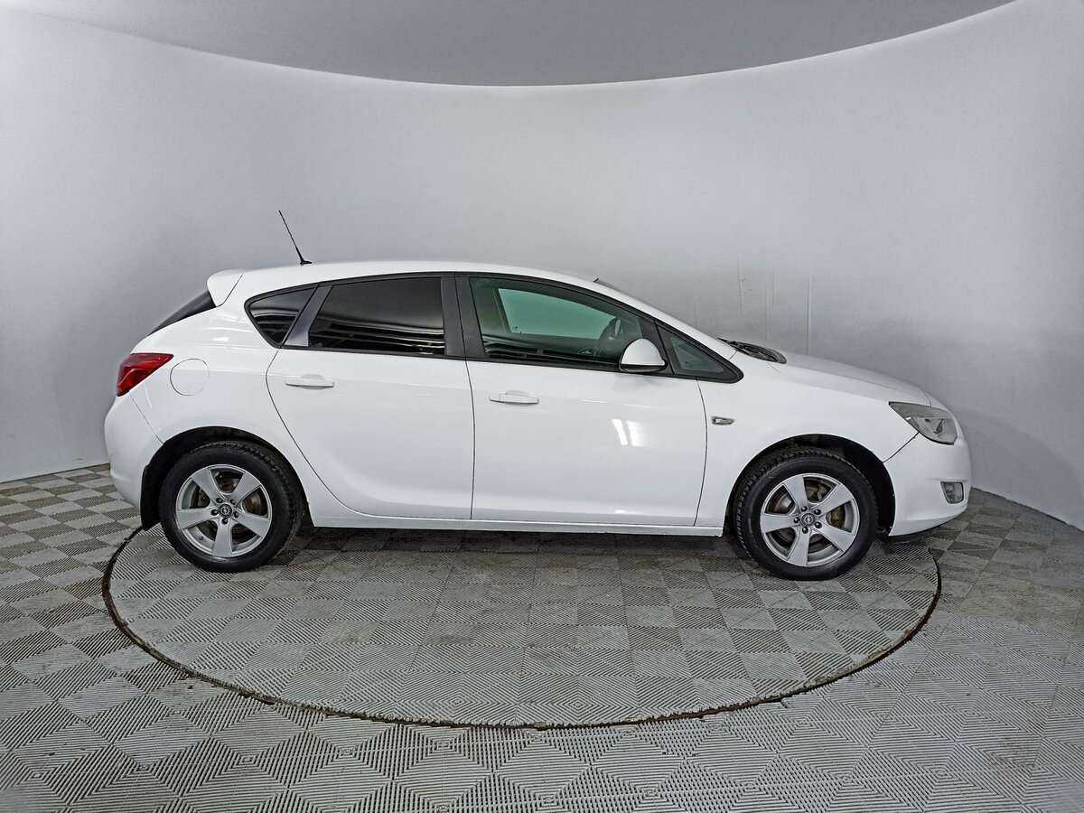 Opel Astra с пробегом — 2011 год. Фото: #3