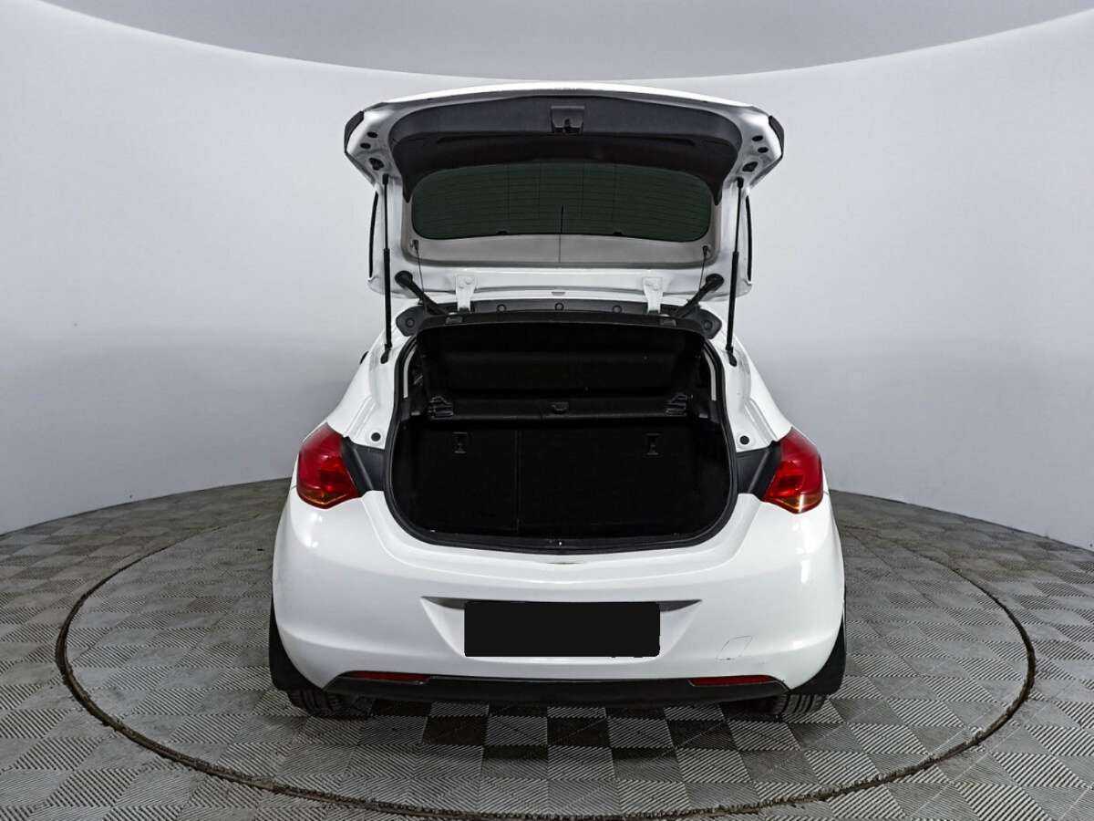 Opel Astra с пробегом — 2011 год. Фото: #9