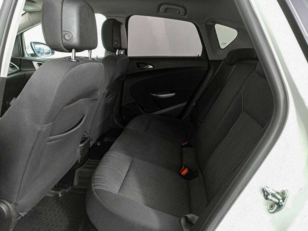 Opel Astra с пробегом — 2011 год. Фото: #11