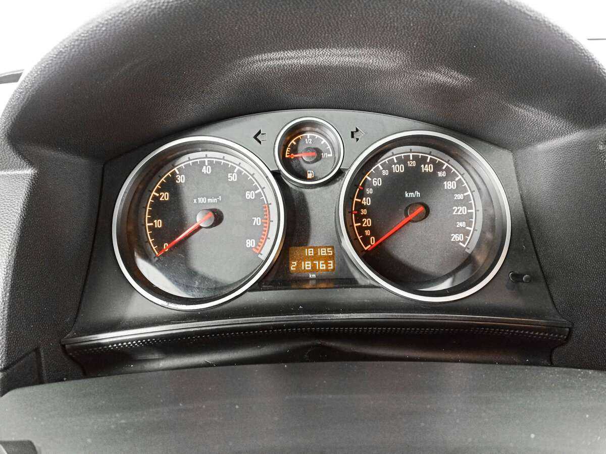 Opel Astra с пробегом — 2013 год. Фото: #10