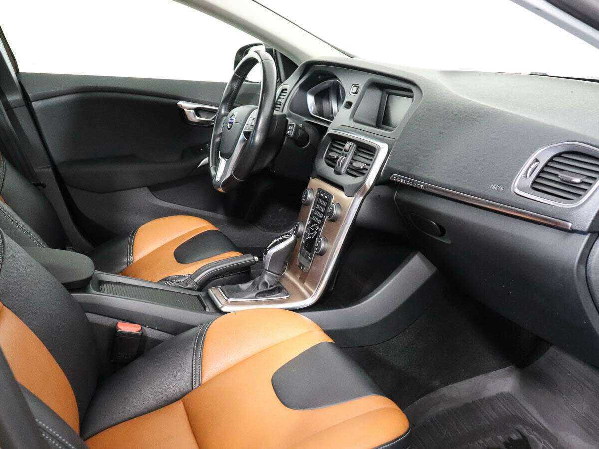 Volvo V40 Cross Country с пробегом — 2015 год. Фото: #6