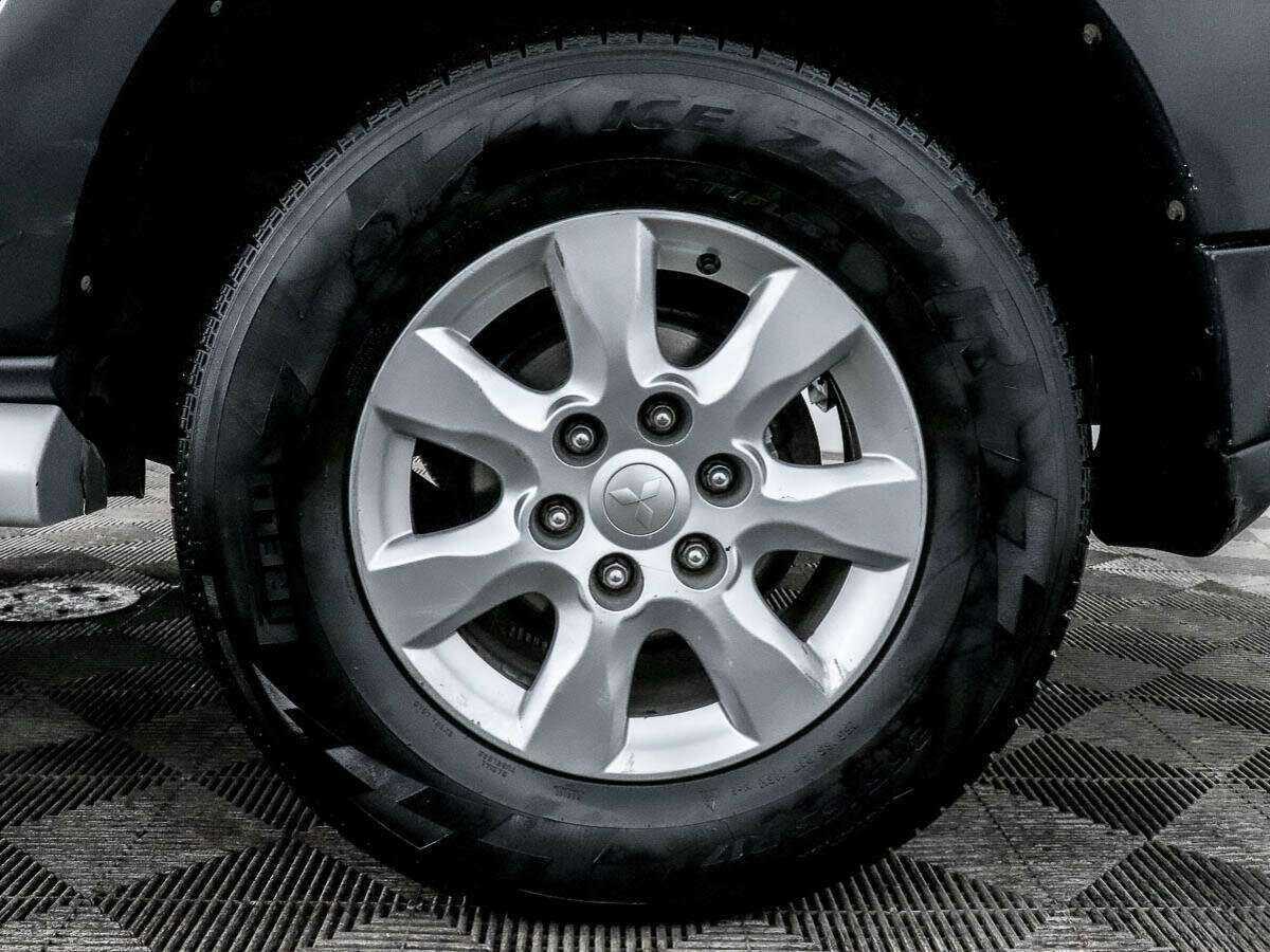 Mitsubishi Pajero с пробегом — 2017 год. Фото: #11