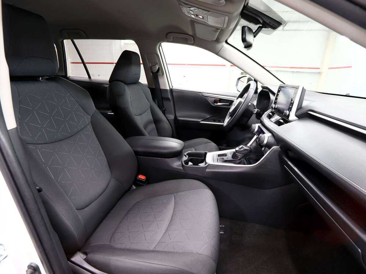 Toyota RAV4 с пробегом — 2021 год. Фото: #4