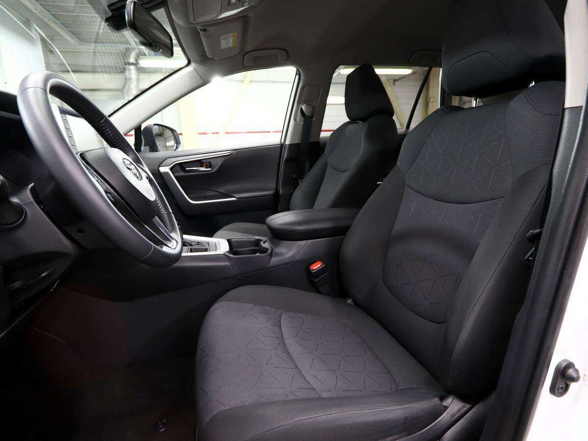 Toyota RAV4 с пробегом — 2021 год. Фото: #6