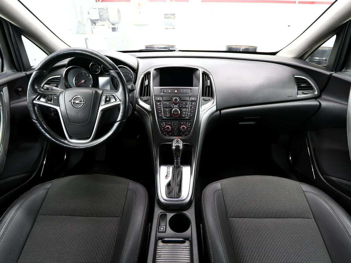 Opel Astra с пробегом — 2011 год. Фото: #10