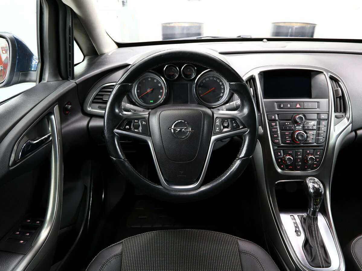 Opel Astra с пробегом — 2011 год. Фото: #12