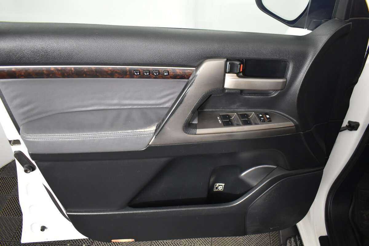 Toyota Land Cruiser с пробегом — 2010 год. Фото: #16